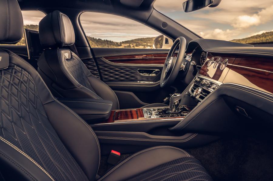 Интерьер Bentley Flying Spur Blackline 2019 года  (WW) (фото 8 из 40)